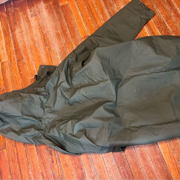 Helly Hansen Men's Olive Raincoat - Picture 6 of 6